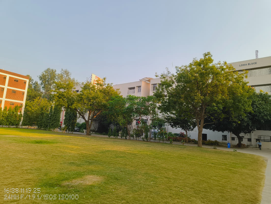 ITM SLS Baroda University College campus photo 37